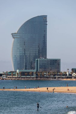 Barselona, İspanya. 8 Mayıs 2020. Barceloneta sahilindeki insanlar. Cuma gününden itibaren, Barcelona plajlarını sadece yüzme ve sörf gibi bireysel spor etkinlikleri için yeniden açtı. Plaja giriş polis tarafından kontrol ediliyor.