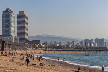 Barselona, İspanya. 8 Mayıs 2020. Barceloneta sahilindeki insanlar. Cuma gününden itibaren, Barcelona plajlarını sadece yüzme ve sörf gibi bireysel spor etkinlikleri için yeniden açtı. Plaja giriş polis tarafından kontrol ediliyor.