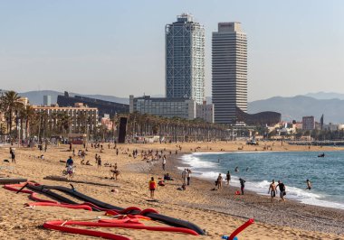 Barselona, İspanya. 8 Mayıs 2020. Barceloneta sahilindeki insanlar. Cuma gününden itibaren, Barcelona plajlarını sadece yüzme ve sörf gibi bireysel spor etkinlikleri için yeniden açtı. Plaja giriş polis tarafından kontrol ediliyor.