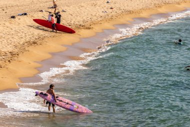 Barselona, İspanya. 8 Mayıs 2020. Nova Icaria sahilinde sörfçüler. Cuma gününden itibaren, Barcelona plajlarını sadece yüzme ve sörf gibi bireysel spor etkinlikleri için yeniden açtı. Plaja giriş polis tarafından kontrol ediliyor.