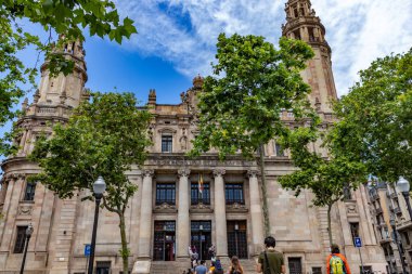 Barselona, İspanya. 8 Mayıs 2020. Covid tecridi sırasında Barcelona 'daki ana postanede kalabalık kuyrukta bekliyor.