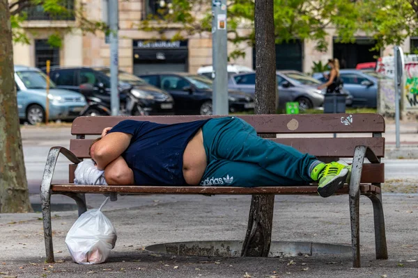 Barcelona España Mayo 2020 Hombre Sin Hogar Durmiendo Banco Cerca — Foto de Stock