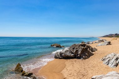 2020 baharının sonlarında İspanya 'nın Barcelona kentinin kuzeyindeki Maresme bölgesindeki Canet de Mar' da boş bir plaj.