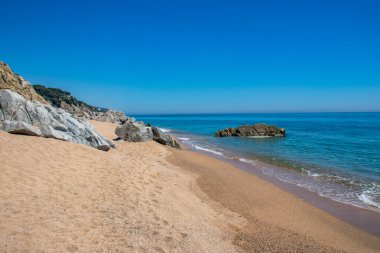 2020 baharının sonlarında İspanya 'nın Barcelona kentinin kuzeyindeki Maresme bölgesindeki Canet de Mar' da boş bir plaj.