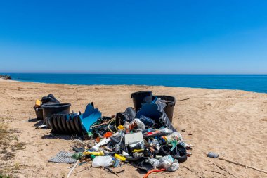 İspanya, Barcelona 'nın kuzeyinde Canet de Mar' da kumlu bir plajda plastik atık