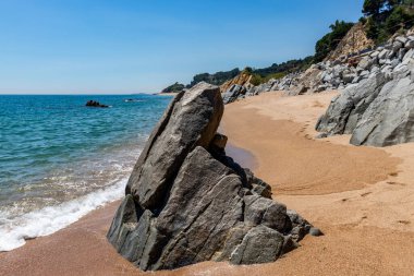 Barcelona yakınlarındaki Sant Pol de Mar çıplaklar plajındaki boş kumlu körfez ve Coronavirus karantinası zamanında Cost Brava