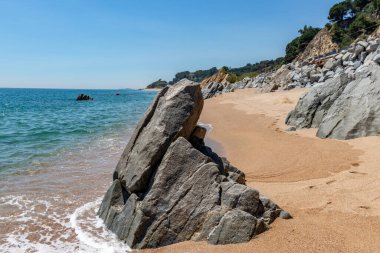 Barcelona yakınlarındaki Sant Pol de Mar çıplaklar plajındaki boş kumlu körfez ve Coronavirus karantinası zamanında Cost Brava