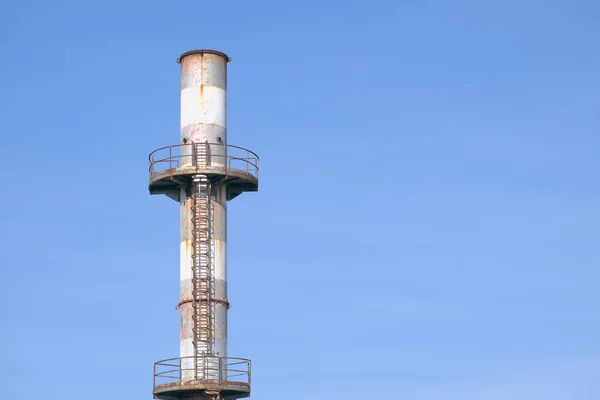 Fabrika baca mavi gökyüzü arka plan bitki sektörünün.