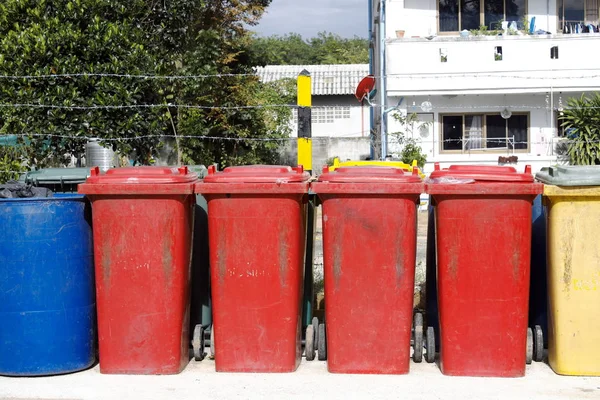 Büyük kırmızı wheelie Depo Kiralık evde atık kirlenme için.