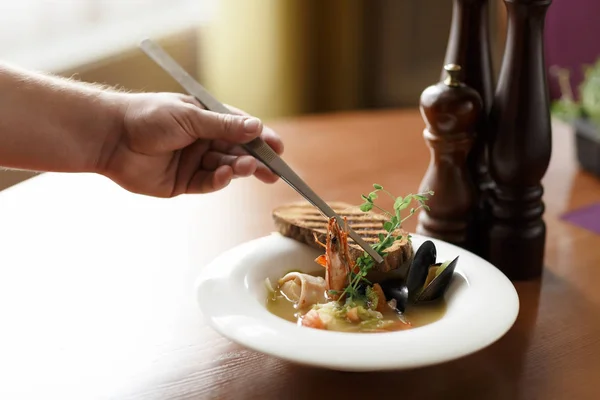 Sopa con mejillones y camarones Fotos de stock libres de derechos