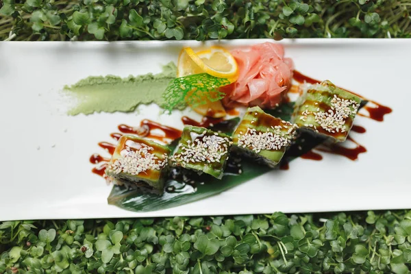 Suşi zencefil, limon ve wasabi ile
