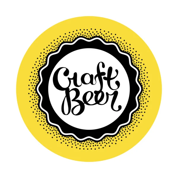 Letras dibujadas a mano distintivo de cerveza artesanal en círculo . — Vector de stock