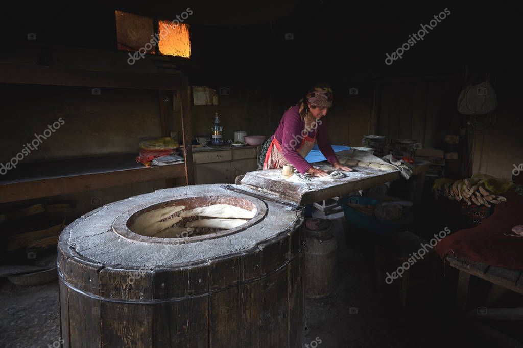 Gürcü köyde ev yapımı ekmek yapma — Stok Editoryel Fotoğraf © vlademir