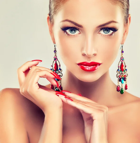Femme avec maquillage et manucure rouge — Photo
