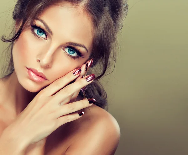 Hermosa mujer con maquillaje de moda — Foto de Stock