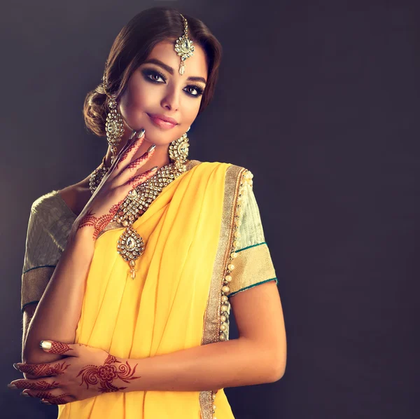 Портрет красивой индийской девушки . — стоковое фото