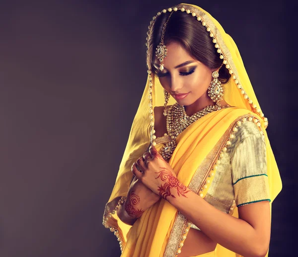 Портрет красивой индийской девушки . — стоковое фото
