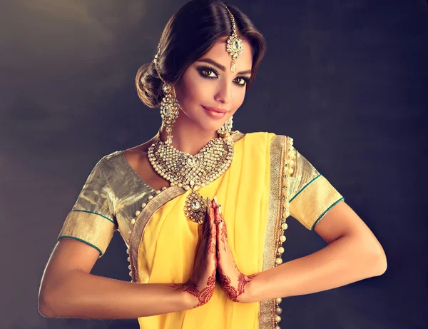 Portrait of beautiful indian girl — Stock Photo, Image