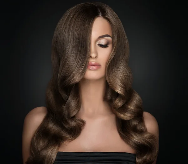 Menina com cabelo ondulado longo e brilhante  . — Fotografia de Stock