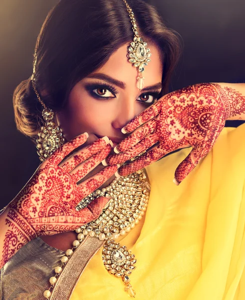 Portret van een mooi Indiaas meisje — Stockfoto