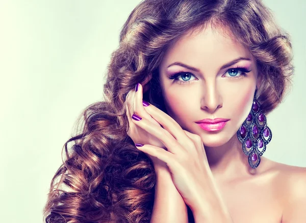Vrouw met mode make-up en paarse manicure — Stockfoto