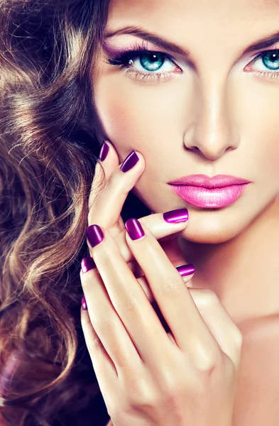 Mulher com maquiagem de moda e manicure roxo — Fotografia de Stock