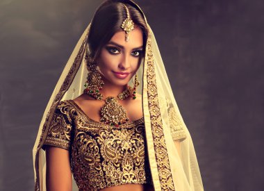 Hindu kadın modeli ile kundan takılar