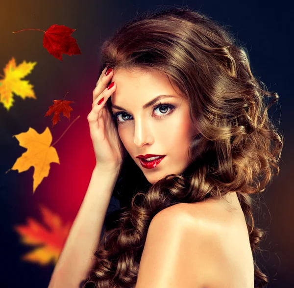 Vrouw met krullend kapsel en Herfstbladeren — Stockfoto