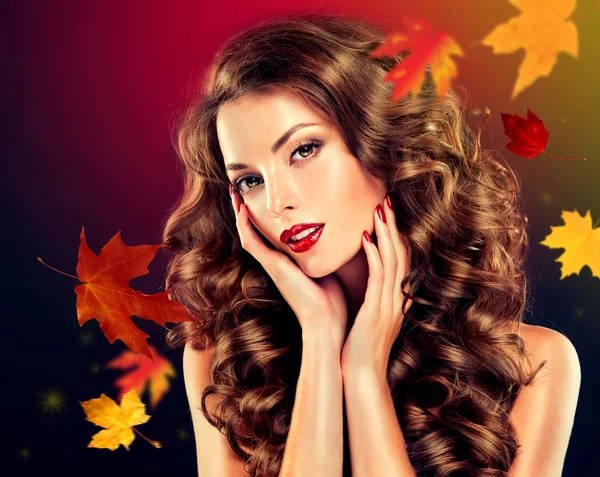 Woman  with curly hairstyle and autumn leaves — ストック写真