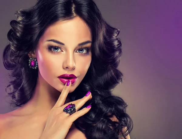 Mulher com maquiagem e manicure roxo — Fotografia de Stock