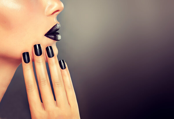 женщина с черными губами и черным маникюром
 