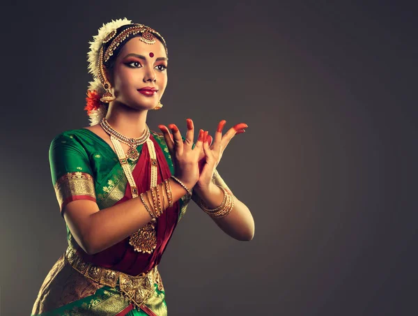 Beautiful indian girl dancer — Stock Photo, Image