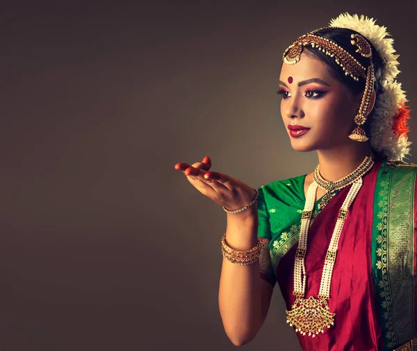 Όμορφη ινδική κορίτσι χορεύτρια — Φωτογραφία Αρχείου