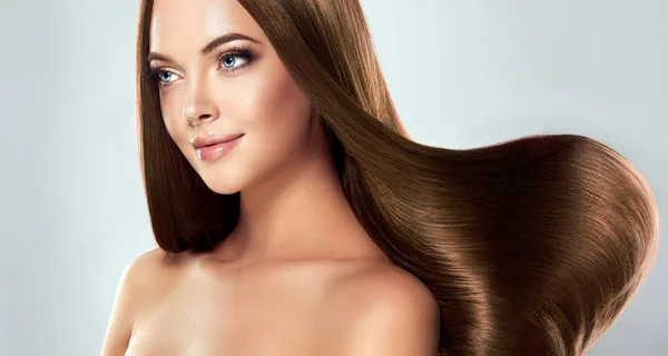 Mädchen mit braunen glatten langen Haaren — Stockfoto