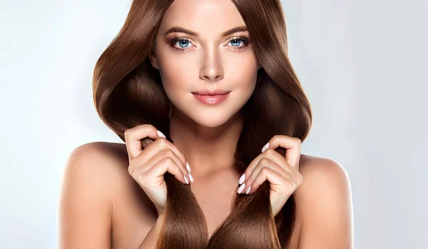 Mädchen mit braunen glatten langen Haaren — Stockfoto