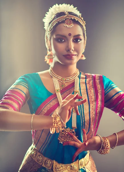 Beautiful indian girl dancer — Stock Photo, Image