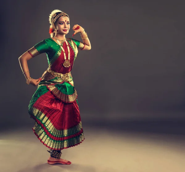 Beautiful indian girl dancer — Stock Photo, Image