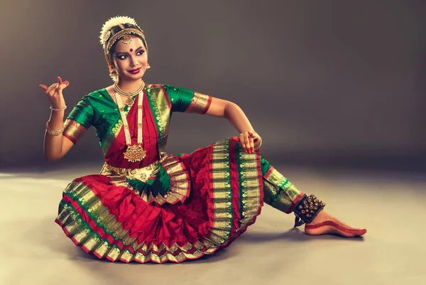 Beautiful indian girl dancer — Stock Photo, Image