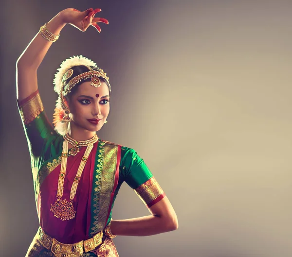 Красивая индийская танцовщица — стоковое фото