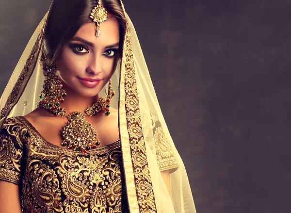 Beautiful indian girl — Stock Photo, Image