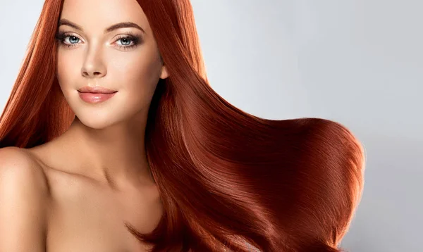 붉은 곧장는 긴 머리를 가진 여자 . — 스톡 사진