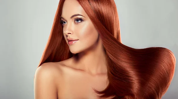 Menina com cabelos longos lisos vermelhos  . — Fotografia de Stock