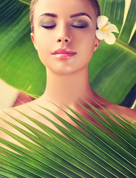 Girl relaxes in the spa salon — Stock Photo, Image