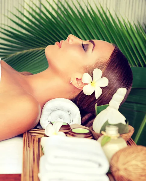 Girl relaxes in the spa salon — Stock Photo, Image