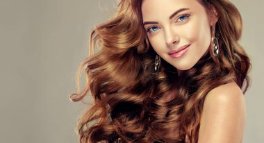 Uzun dalgalı saçlı güzel kız. 