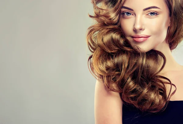 Menina bonita com cabelo ondulado longo — Fotografia de Stock