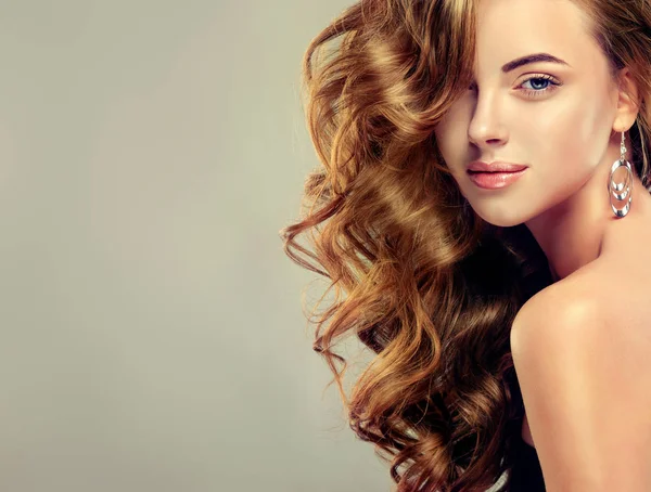 Gyönyörű lány hosszú hullámos hajjal — Stock Fotó