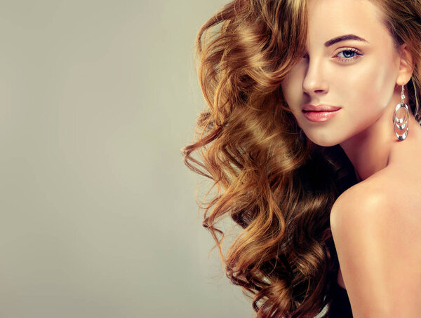 Красивая девушка с длинными волнистыми волосами
 