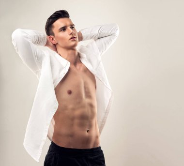 son moda saç modeli ile yakışıklı adam