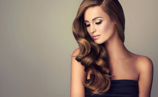 Красивая девушка с длинными волнистыми волосами
